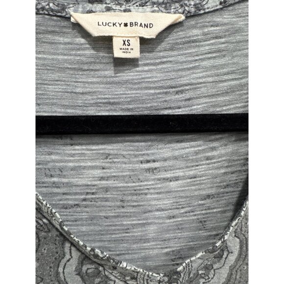 Lucky Brand Women's XS V-Neck Short Sleeve Floral Paisley Print Gray Top - Picture 3 of 6